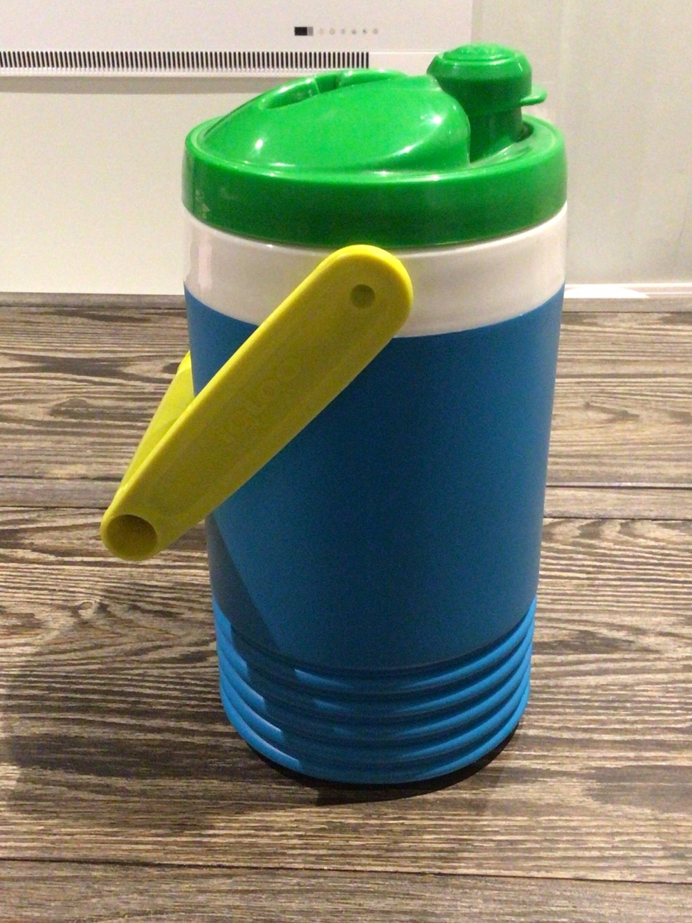 Igloo Retro Inspired new blue and Green Insulated Beverage Jug w/ Yellow Handle